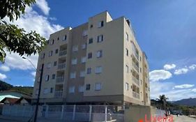 Ubatuba Apartamento a 9 minutos da praia grande 6P